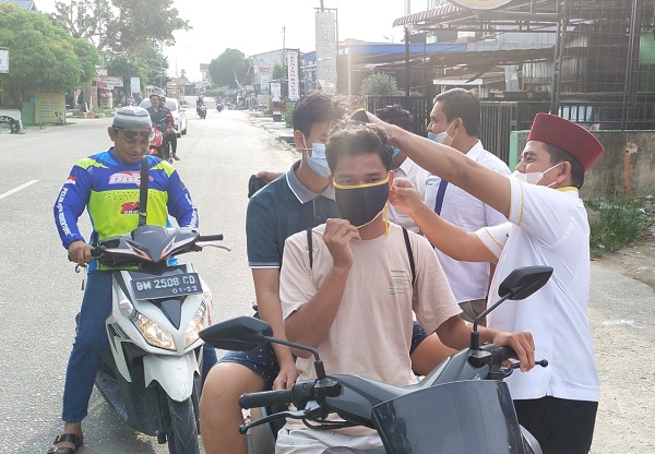 PWI Pelalawan Berbagi Takjil, Masker dan Hand Sanitizer